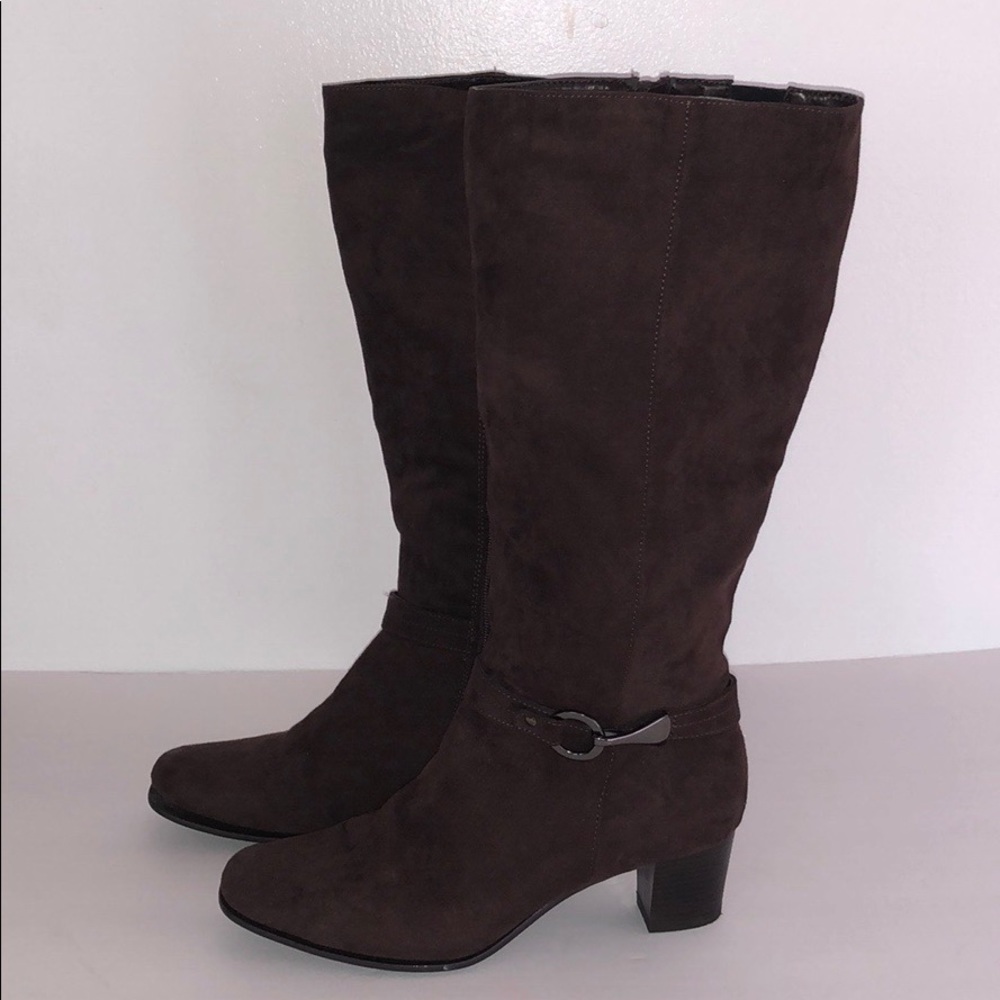 Pesaro walker boot size 8.  Brown suede like new!